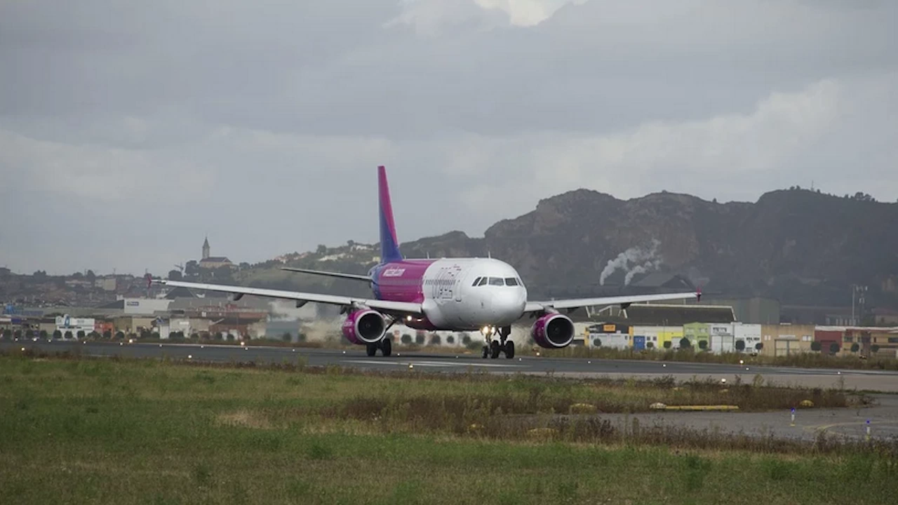 Авиокомпания Wizz Air ще обезщети българите прекарали часове на летище Франкфурт Хан Пътниците
