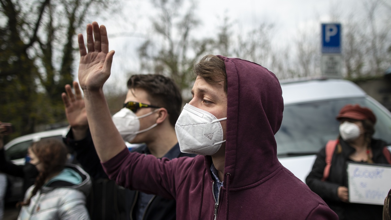 Хиляди протестират срещу задължителната ваксинация против ковид в Чехия