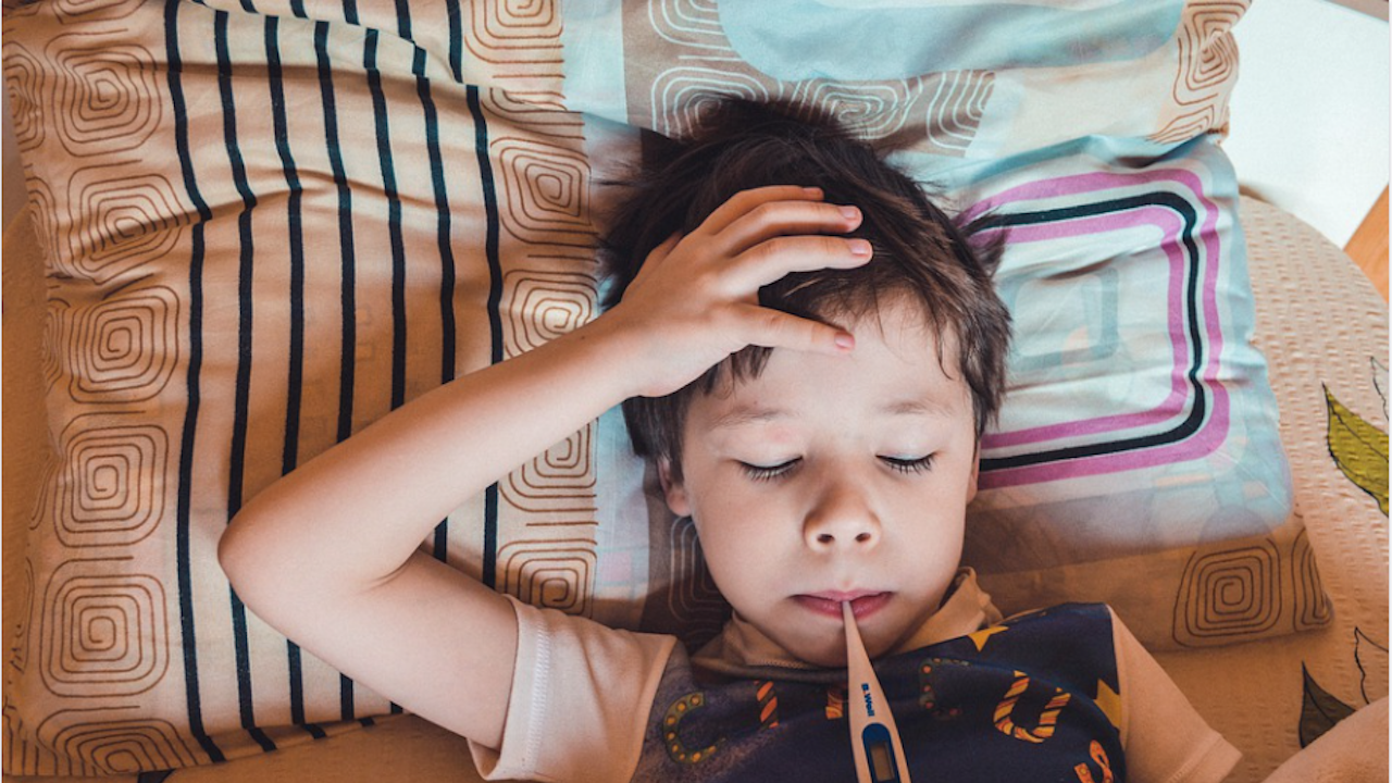 Лекари в САЩ: „Омикрон“ причинява лаеща кашлица при някои деца под 5 г.