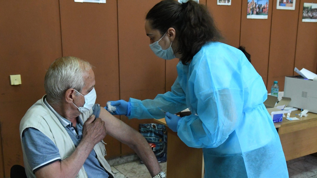  В област Плевен работят 14 имунизационни кабинети за ваксини против COVID-19 