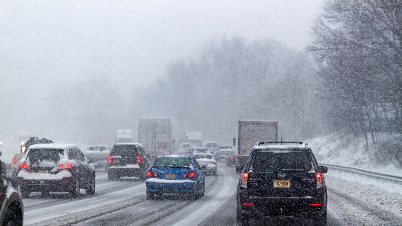 АПИ: Утре се очаква сняг, шофьорите да тръгват с автомобили, готови за зимни условия