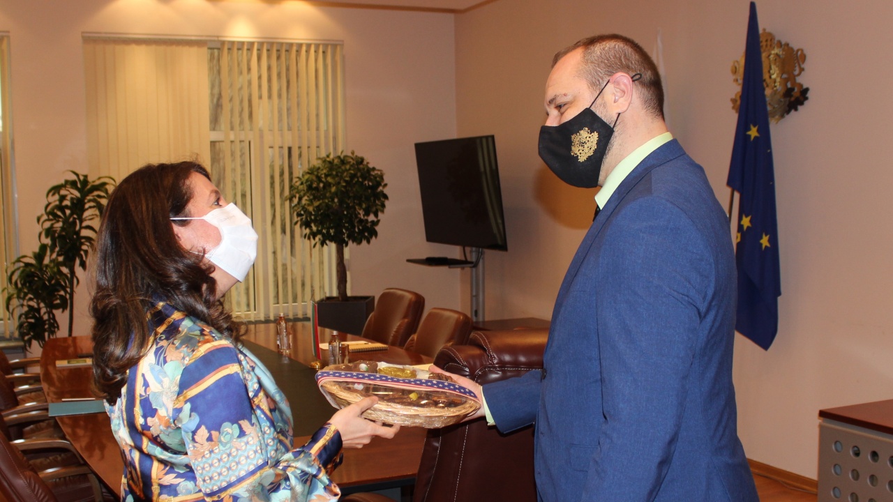 Министър Сандов се срещна с посланика на САЩ Херо Мустафа