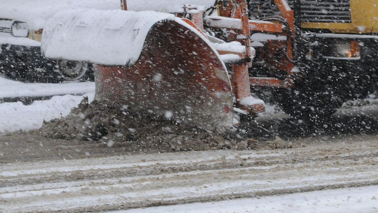 В снегопочистването в област Хасково са включени 79 машини