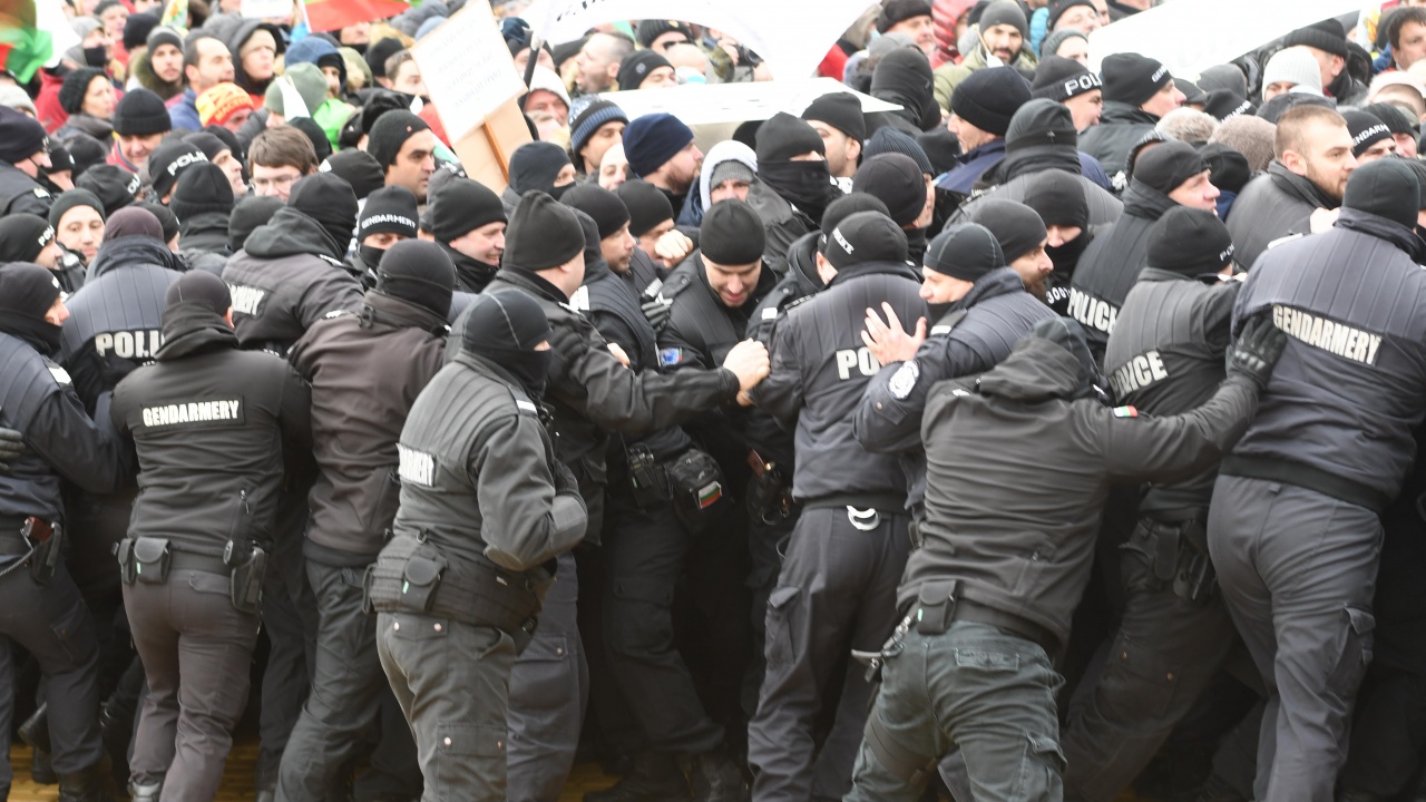 Трима полицаи са във ВМА - ранени от протестите пред НС