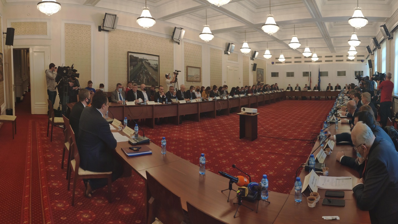 Парламентарната енергийна комисия отложи избора на нов шеф на КЕВР