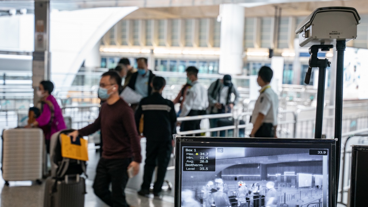 Хонконг забранява летищния транзит за пътници от над 150 страни