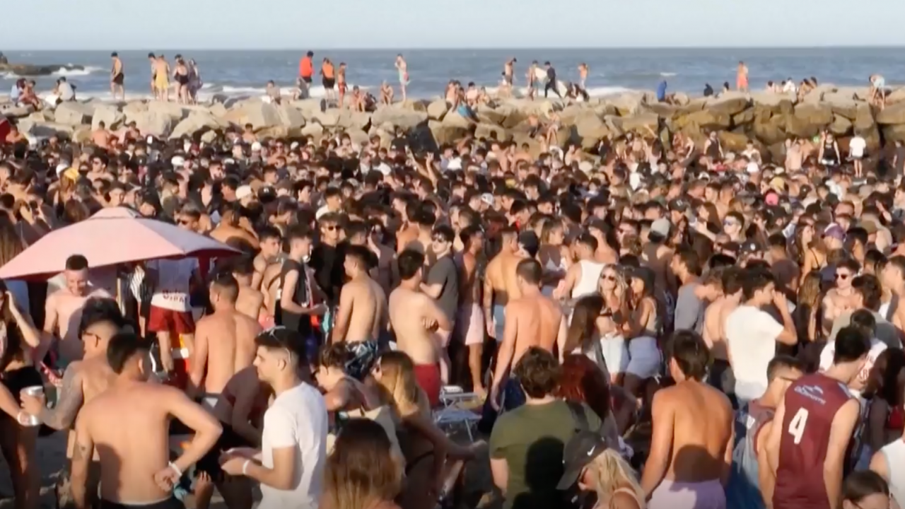 Аржентинците обявиха "край на пандемията" и напълниха плажовете