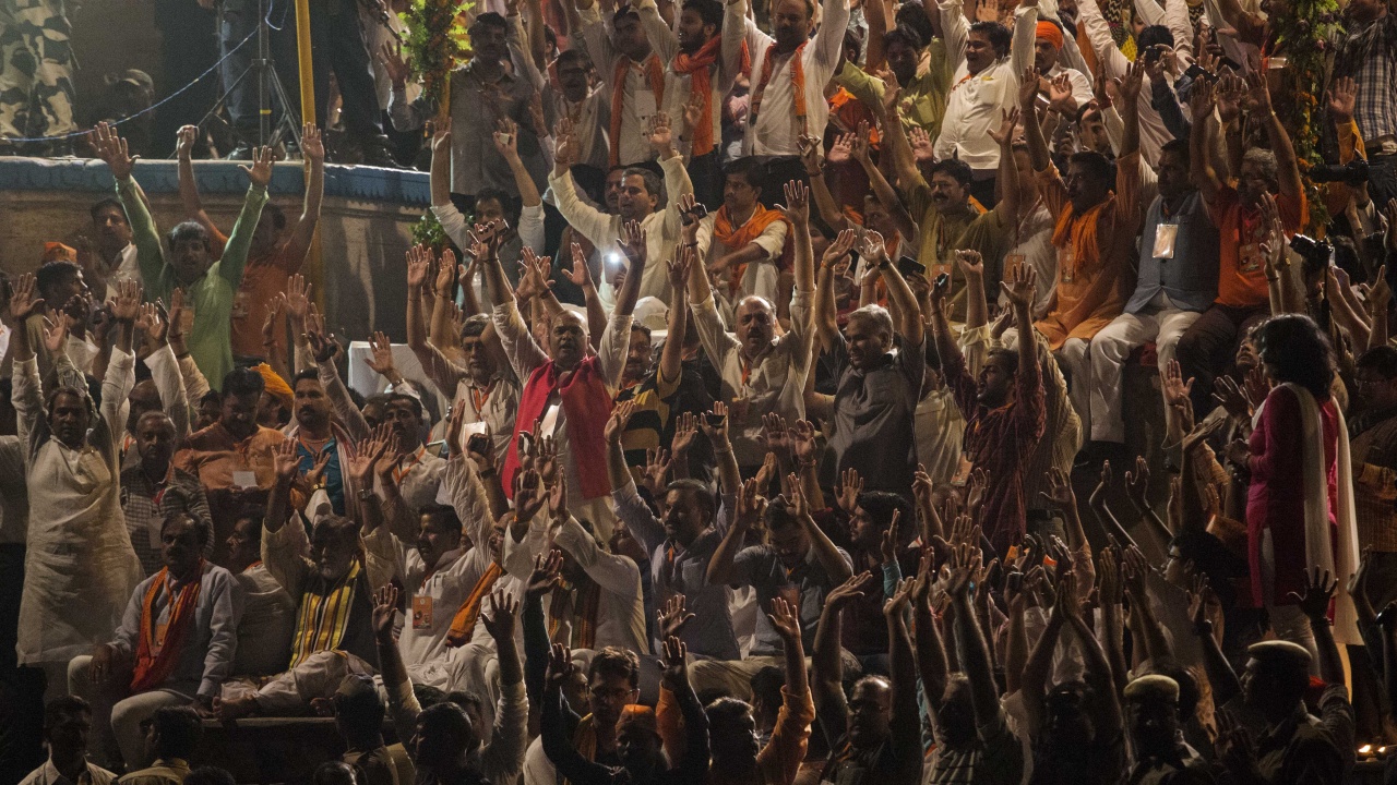 Стотици хиляди поклонници се струпаха по бреговете на река Ганг в Индия