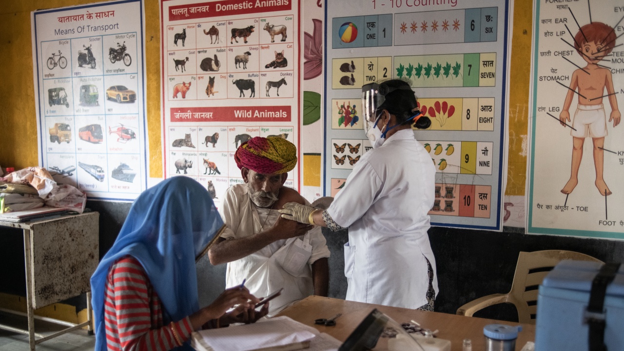 Година след началото на ваксинацията срещу COVID-19 Индия е имунизирала 69% от пълнолетното си население