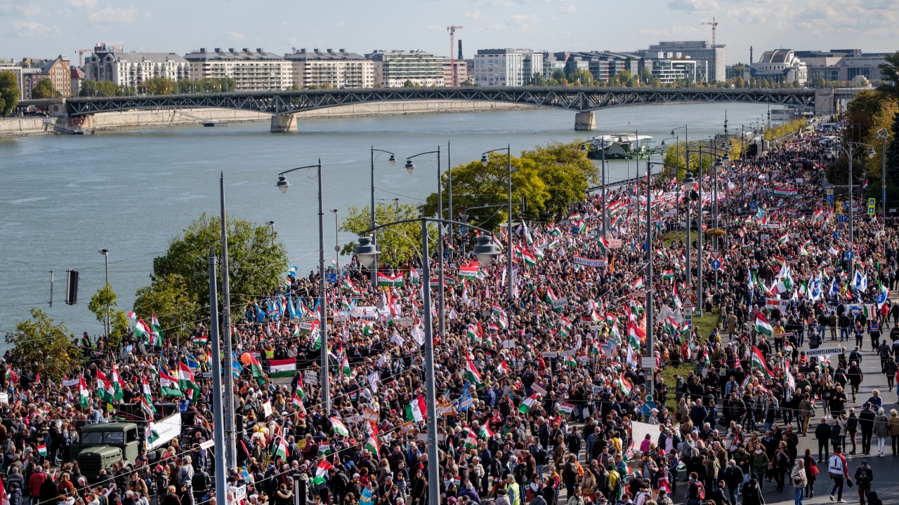Над 1000 души участваха в организиран от крайнодясно движение протест срещу ваксините в Будапеща
