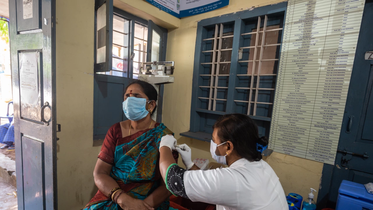 В Индия започна кампания за инжектиране с подсилващи дози ваксина