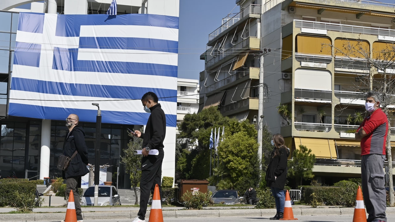 Слаб оптимизъм изказват специалистите в Гърция след като трети ден