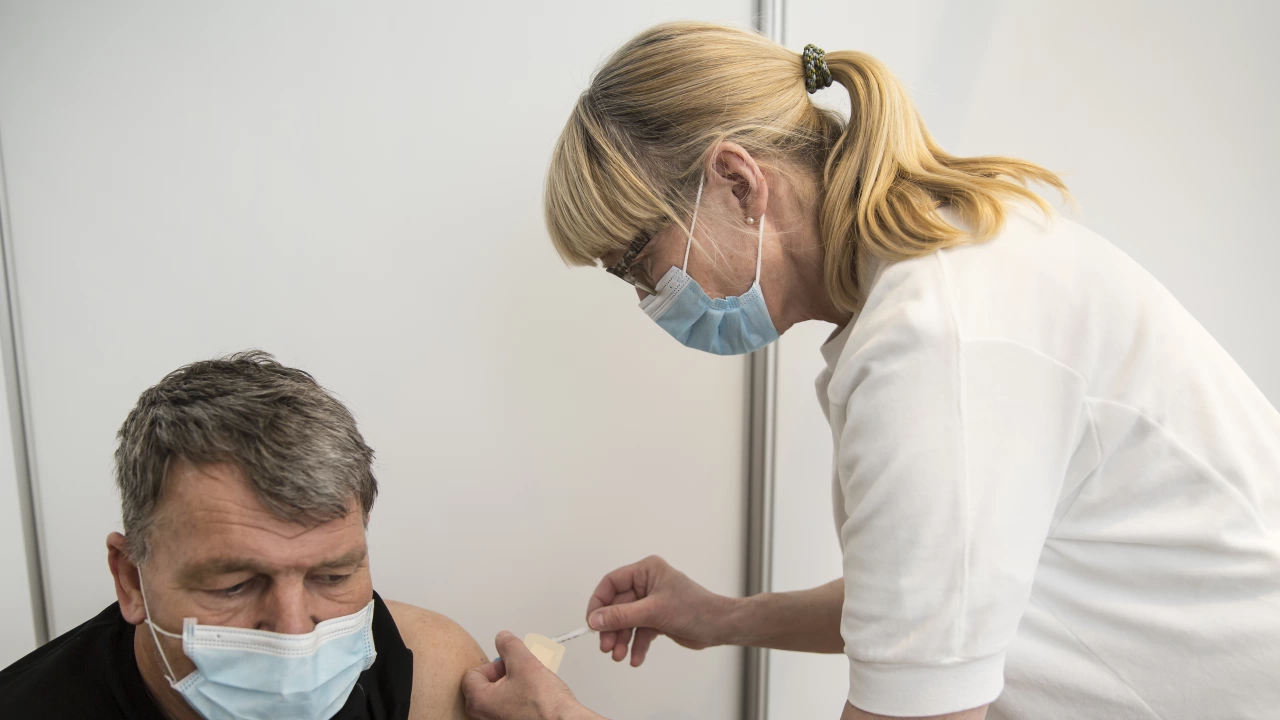 Дания ще предлага ваксинация с четвърта доза на най уязвимите си