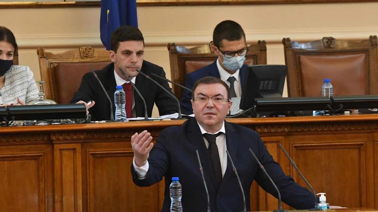 Бившият здравен министър и настоящ депутат от проф Костадин Ангелов обвини