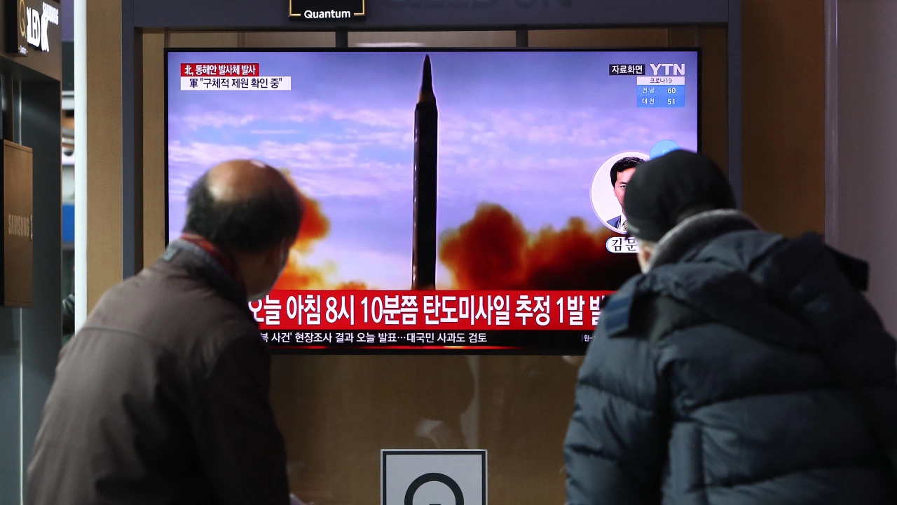 Северна Корея е изстреляла днес две балистични ракети с малък