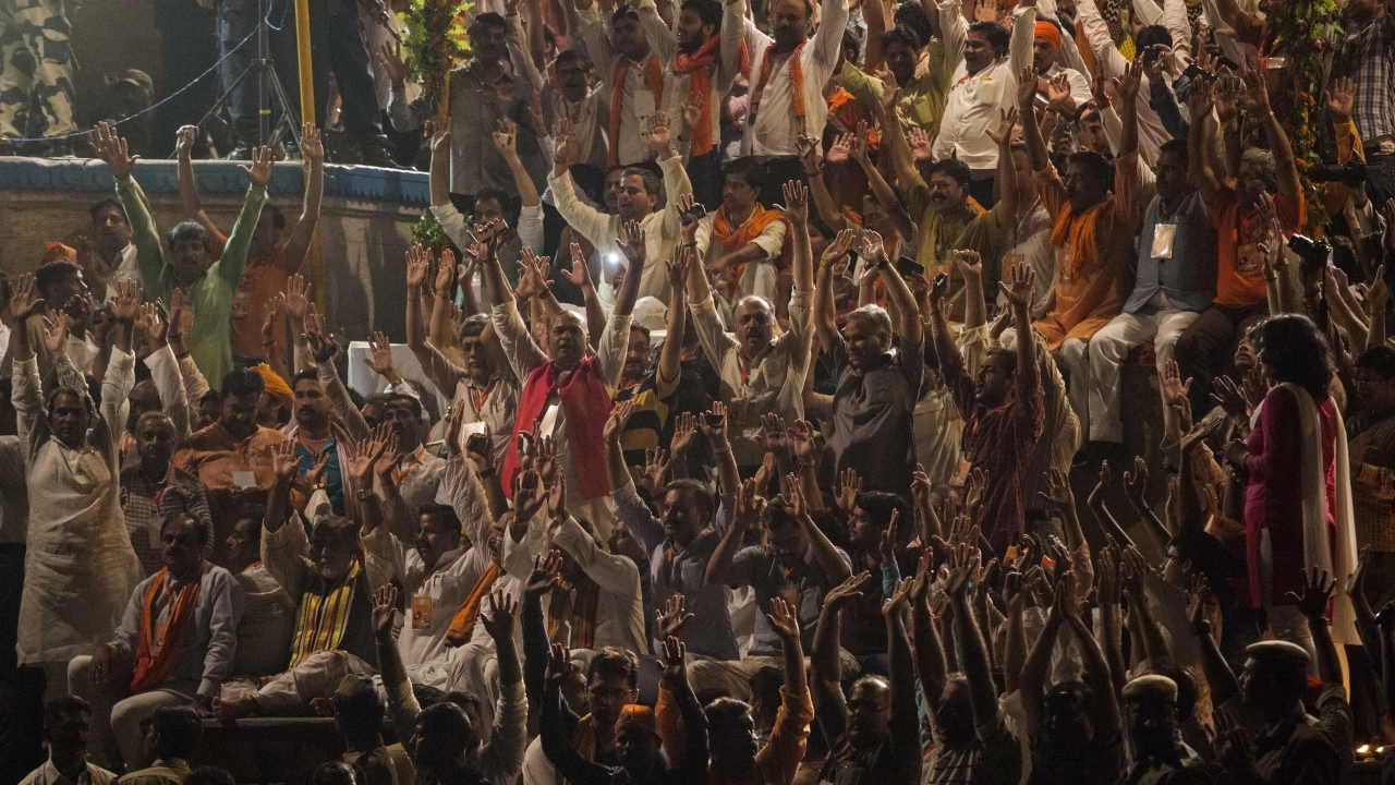 Стотици хиляди индуистки поклонници се изкъпаха вчера в свещената река