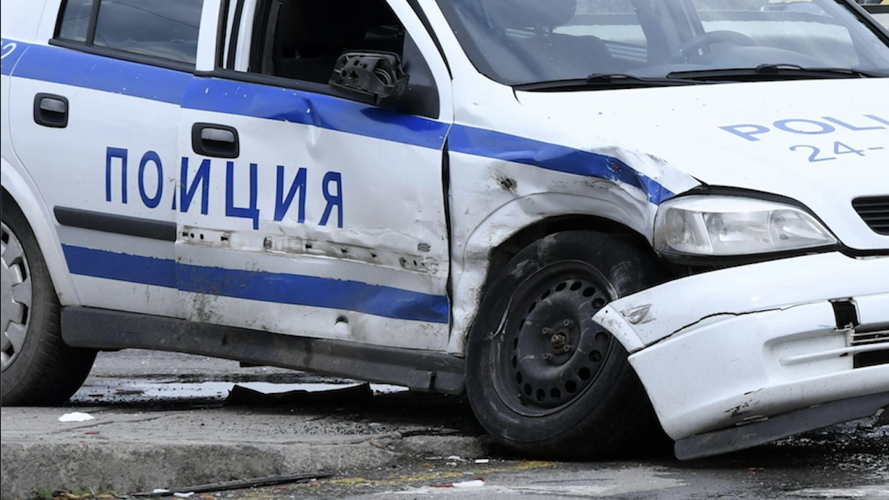 Пиян шофьор помля полицейска патрулна кола в Казанлък Полицията е получила