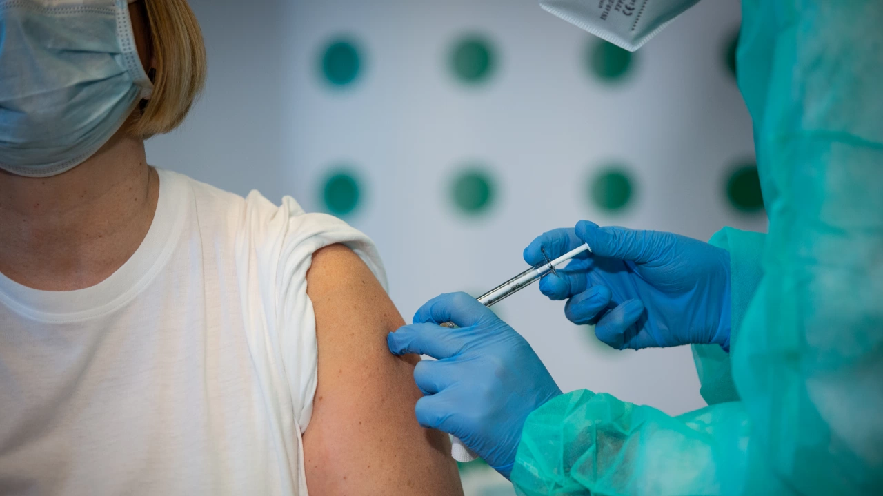 Австрийското правителство реши че задължителната ваксина срещу коронавирус която започва