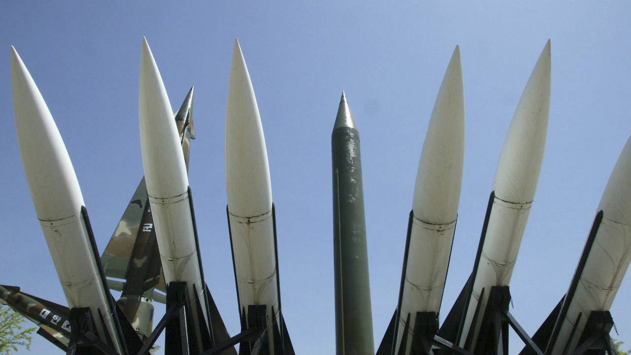 Северна Корея е изстреляла две предполагаеми балистични ракети