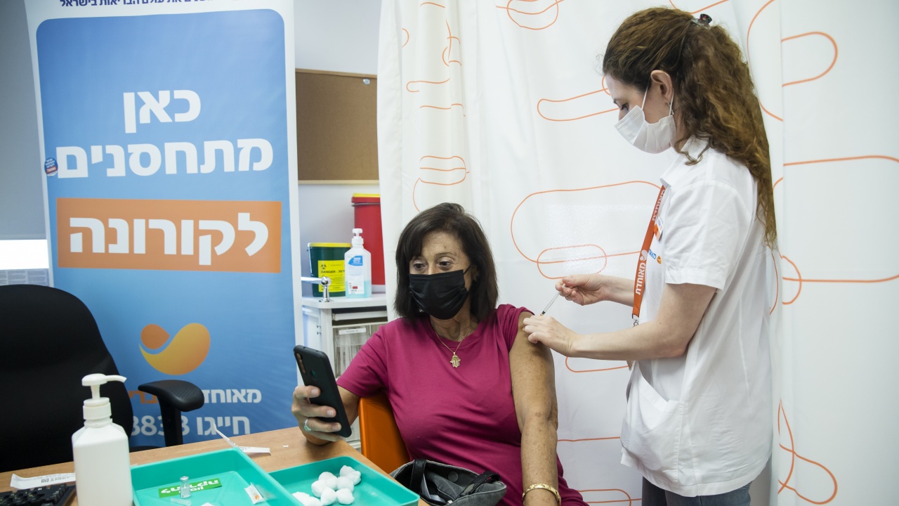 Повече от половин милион израелци са ваксинирани с четвърта доза ваксина против COVID-19 