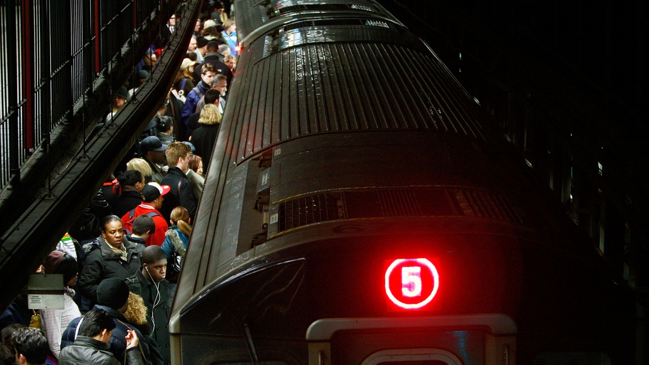 От скука: Клошар бутна жена на релсите в метростанция в момент, когато идва влакът