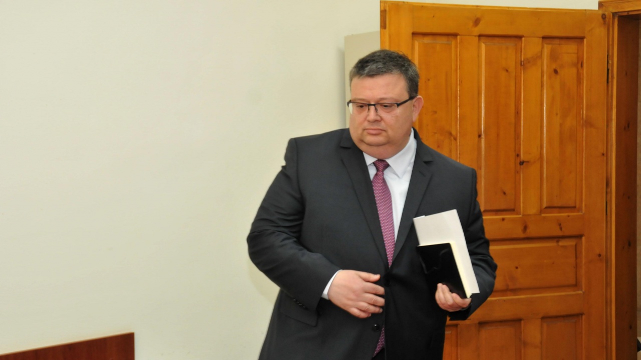 Цацаров поиска от прокуратурата проверка на неговите действия