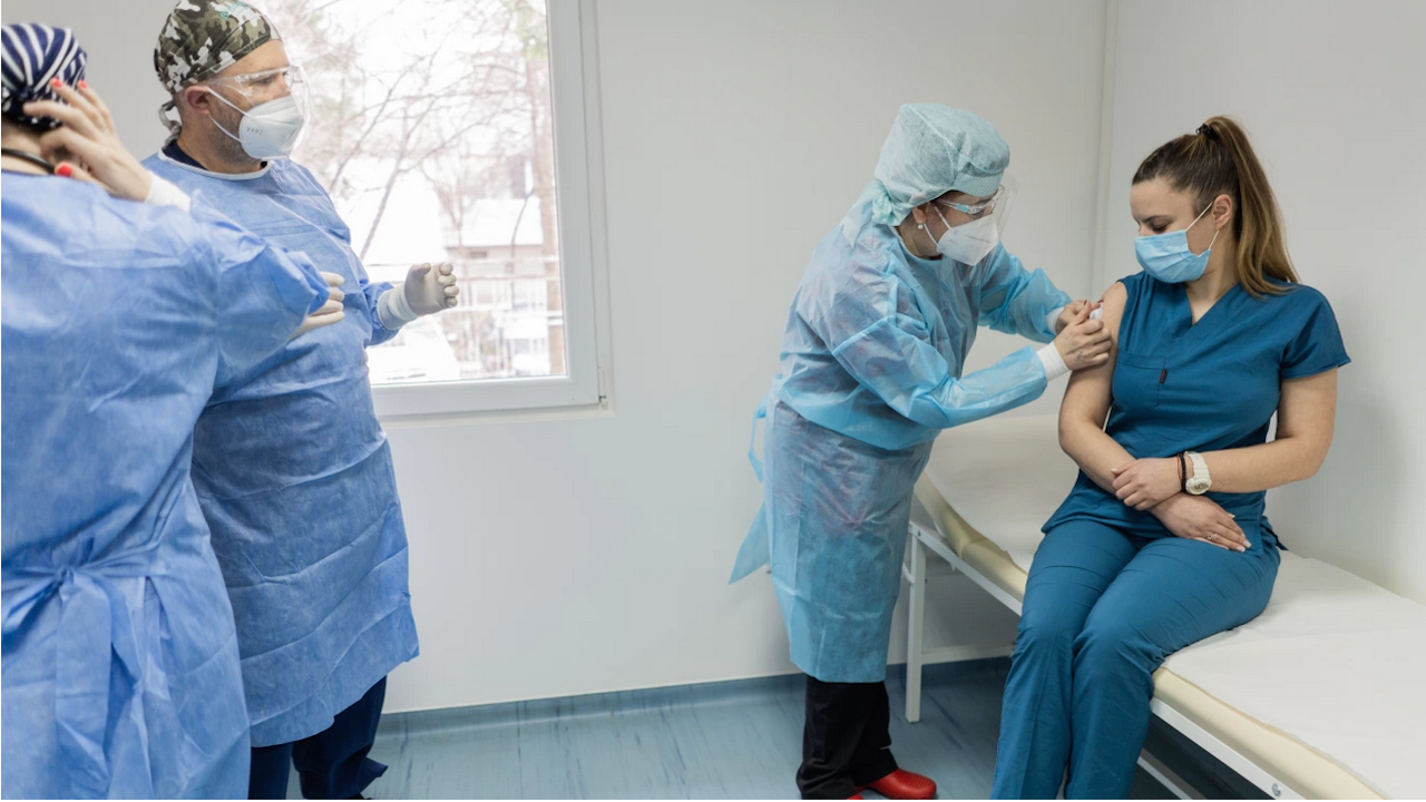 Израелско проучване: Четвъртата доза от ваксината не може да спре "Омикрон"