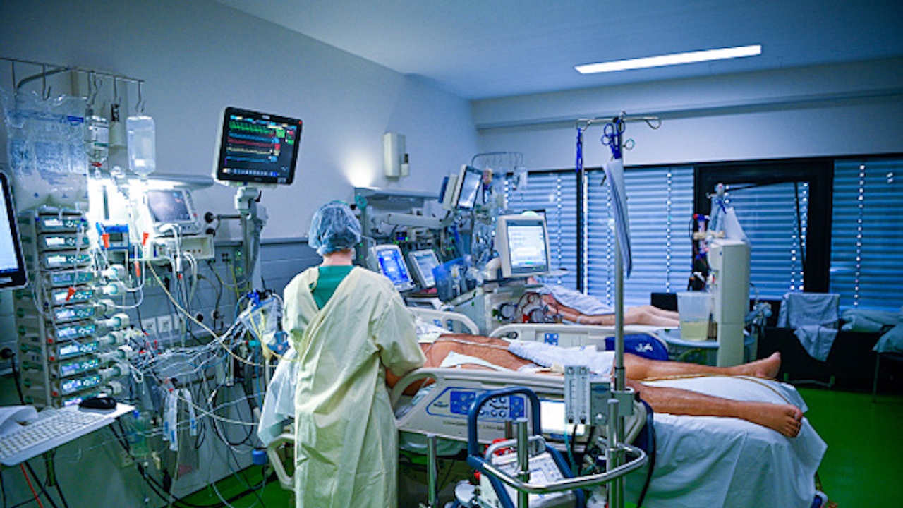 Броят на хората с COVID 19 във френските болници се увеличи