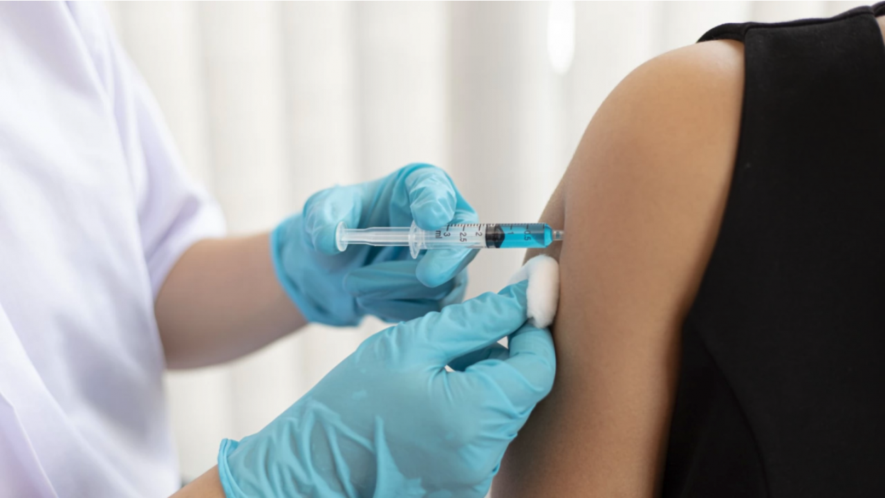  ОТ Министерство на здравеопазването безапелационни: Няма нито един потвърден случай на сложена ваксина против COVID-19 и смъртен излаз 