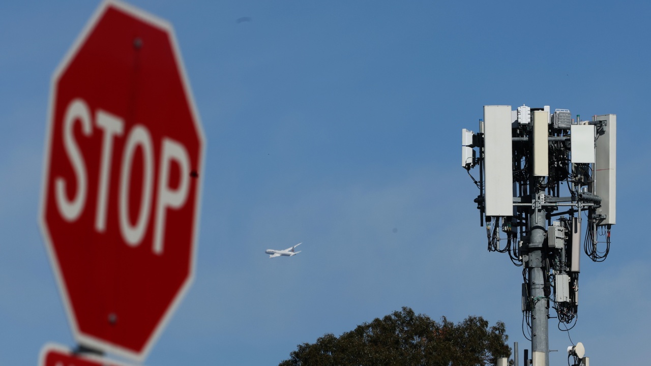 Временно се забавя въвеждането на 5G около определени летища в САЩ