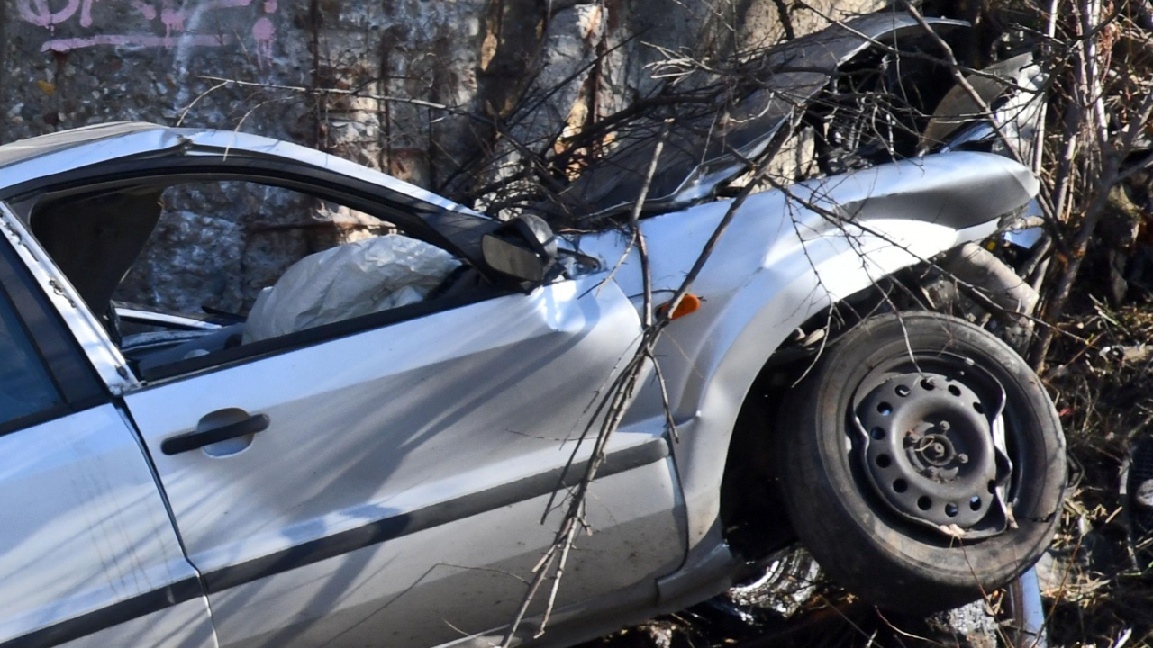 Тийнейджър от Исперих катастрофира с открадната кола