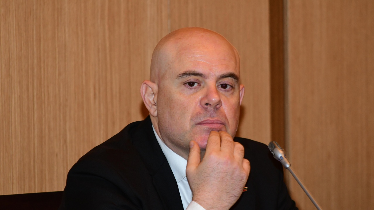 Прокурорската колегия на ВСС е "обезпокоена и възмутена" от искането на оставката на Гешев