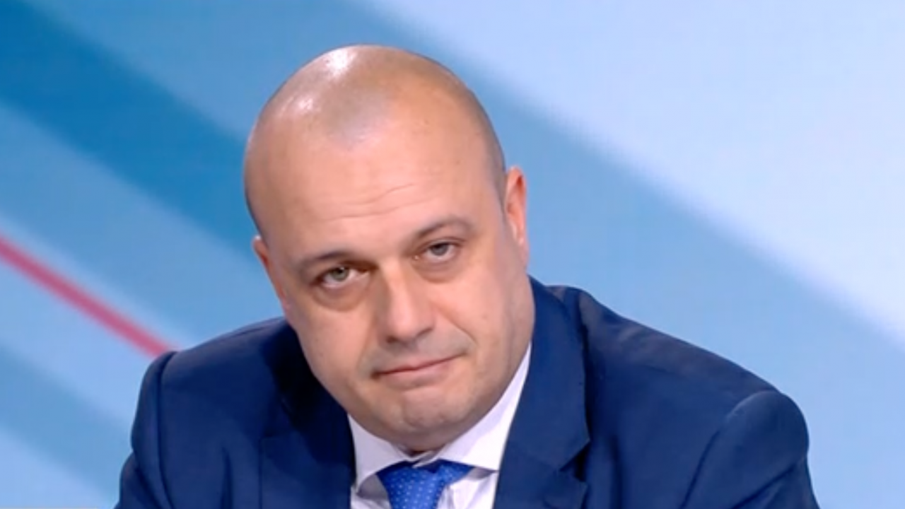 Министър Проданов: Не съм експерт, но не мисля, че след 22 ч вирусът става по-агресивен