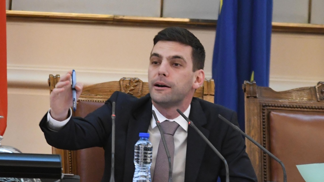 Никола Минчев се върна в парламента след COVID