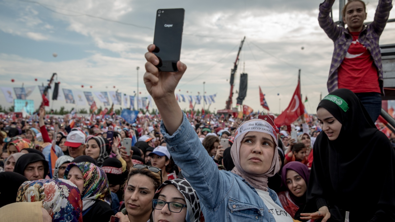 Над 80% от туркините нямат пари за дамски превръзки, хората търсят храна по кофите