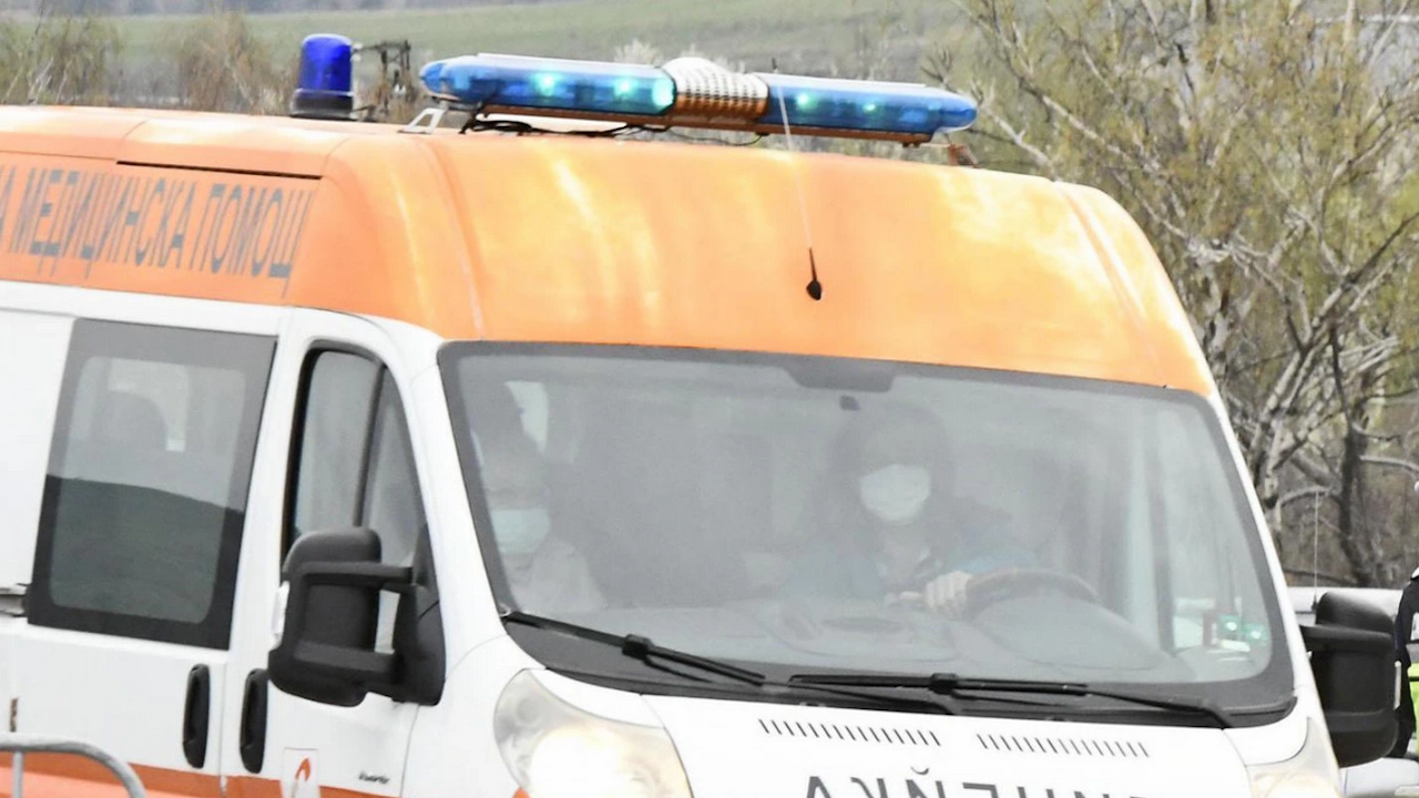 Девет души са пострадалите от преобърналия се автобус в Русенско.