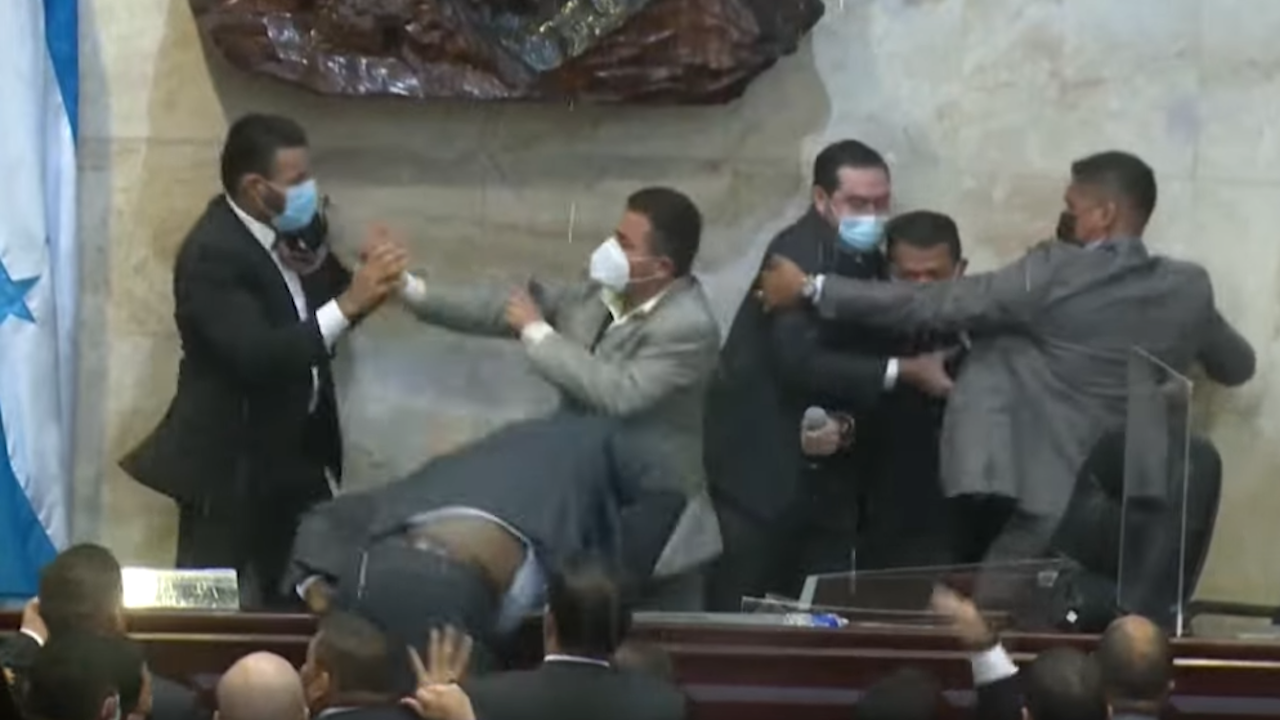 Хондураски депутати се сбиха в местния парламент