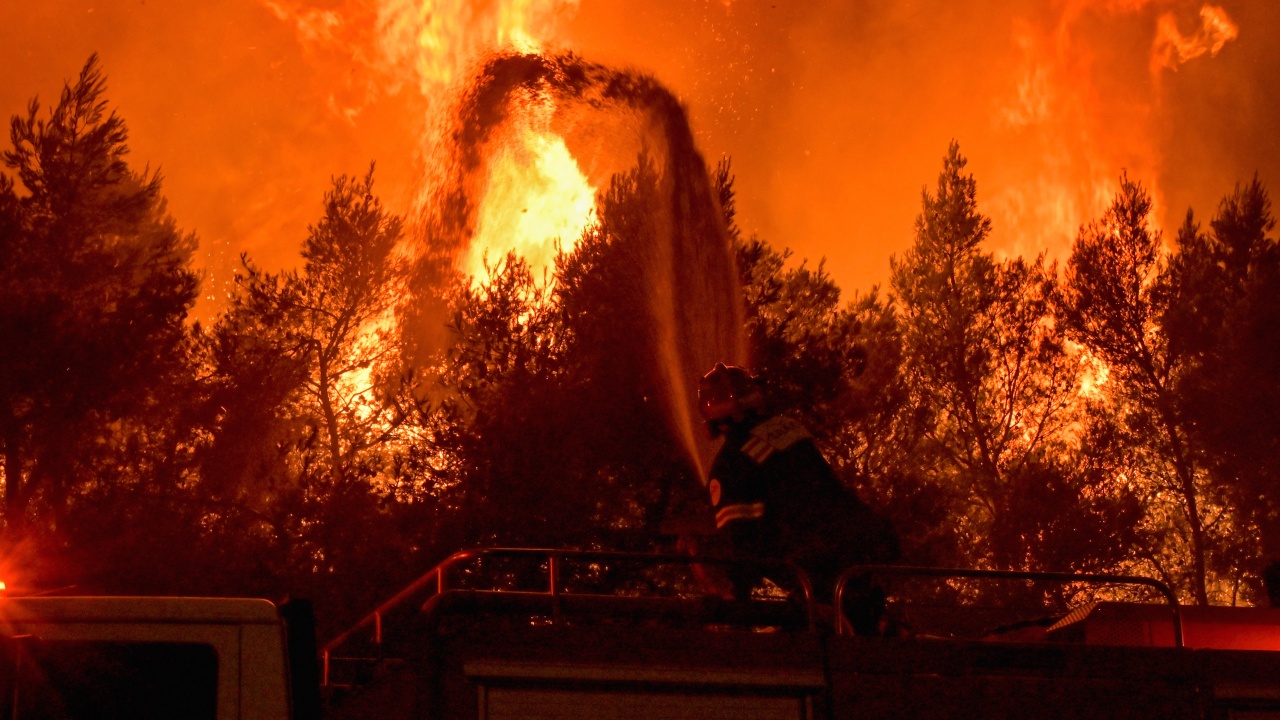 Голям пожар гори в индустриалната зона на Битоля