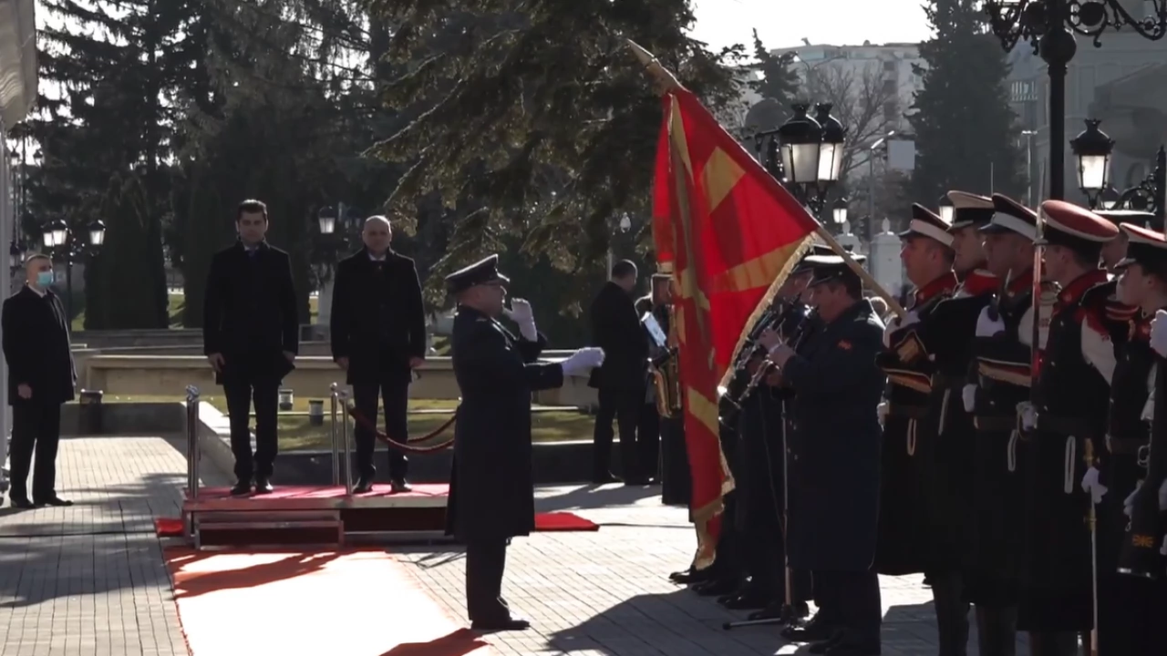 Премиерът бе посрещнат в Република Северна Македония на официална церемония