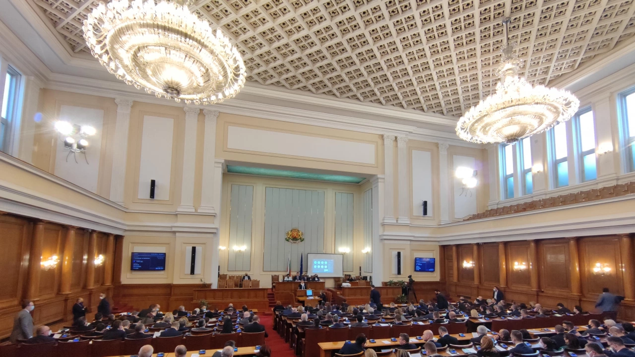 Депутатите обсъждат на второ четене удължаването на действието на държавния
