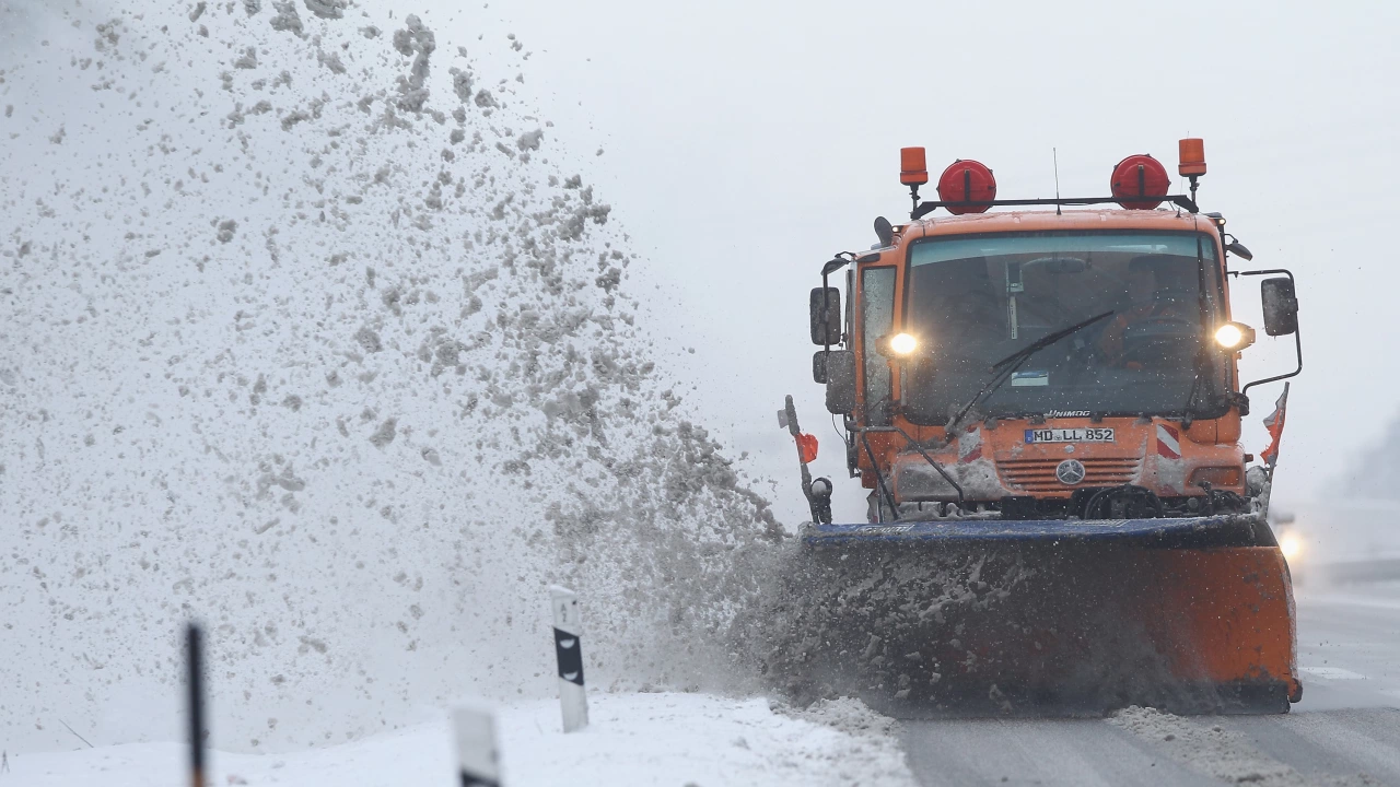 Над 310 снегопочистващи машини обработват пътните настилки в районите със