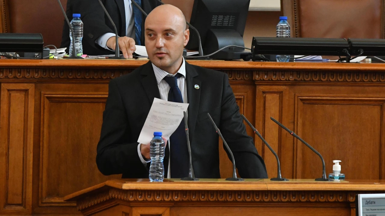 Народният представител от Демократична България Атанас Славов настоява декларациите по