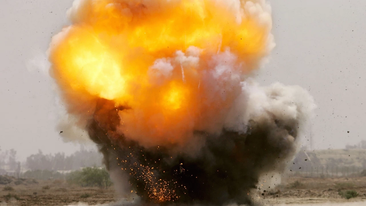 Прикрепена към миниван бомба избухна вчера в западната афганистанска провинция