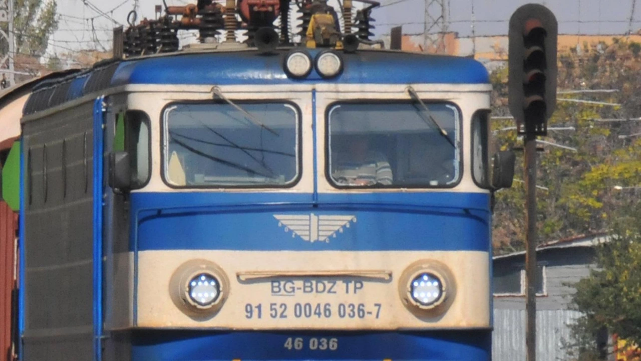 Влак е блъснал лек автомобил на жп прелез край Дупница Шофьорът