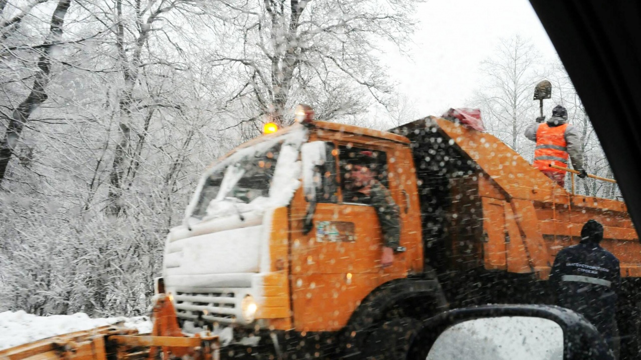 860 снегопочистващи машини обработват пътните настилки в районите със снеговалеж,