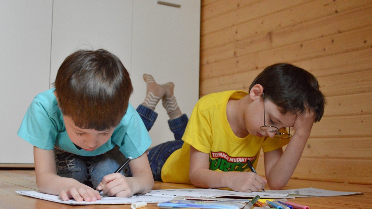 В Сливен и в Нова Загора учениците от 5-ти до 12-ти клас от днес учат онлайн