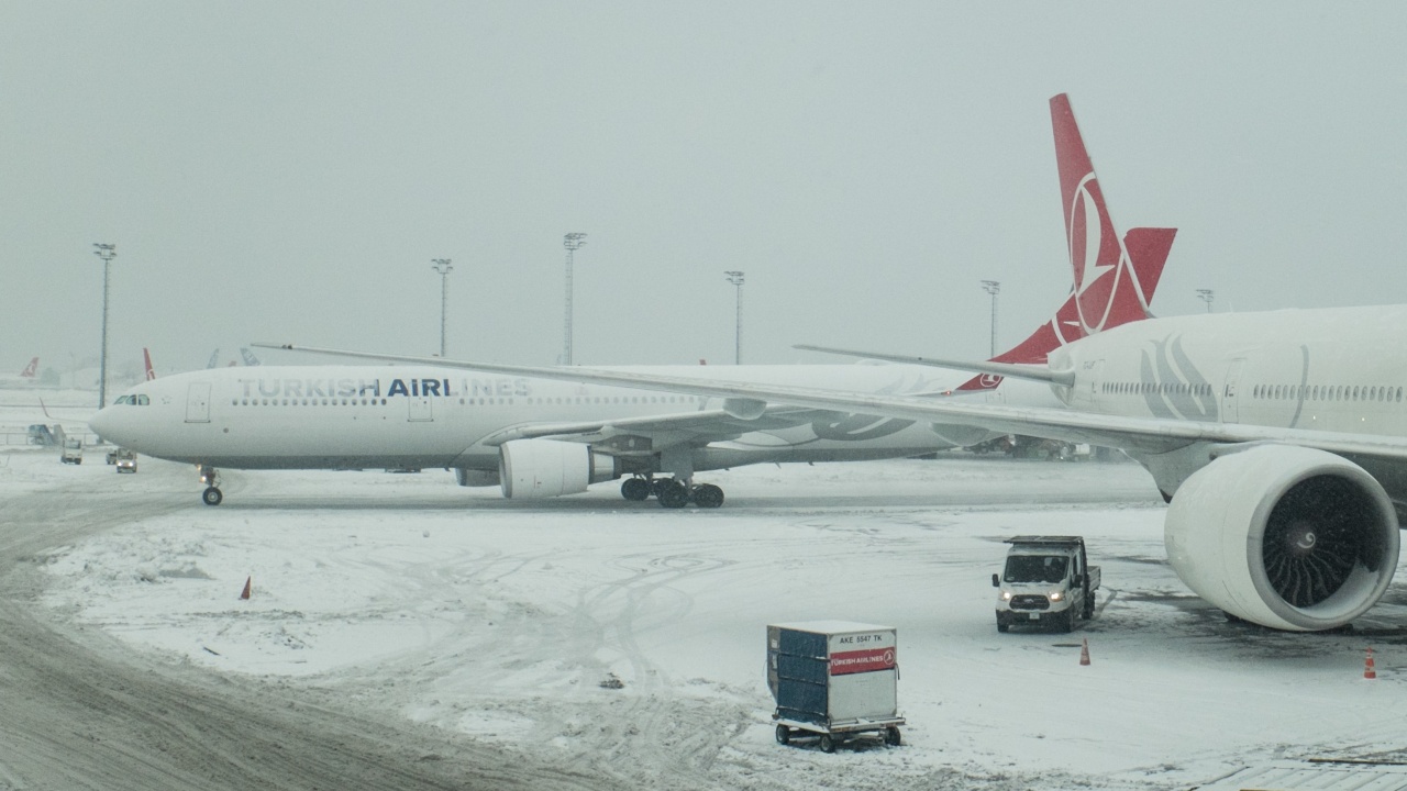 Срути се покрив на летището в Истанбул заради обилния сняг