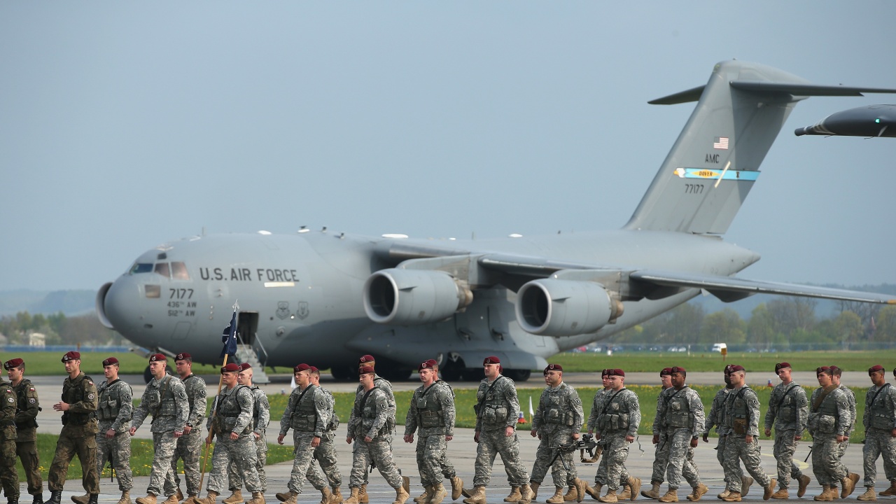Американски самолет достави военно оборудване и муниции в Украйна