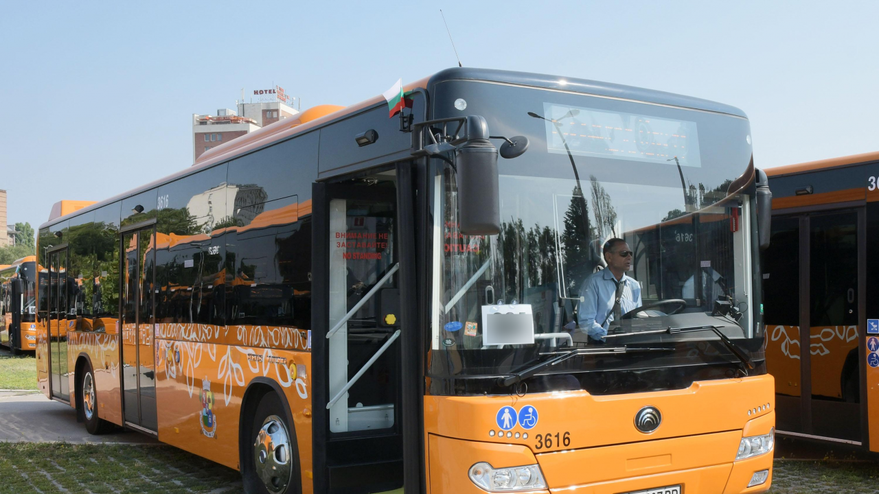 Преустановява се движението на нощните автобусни линии в Бургас.
Причините са