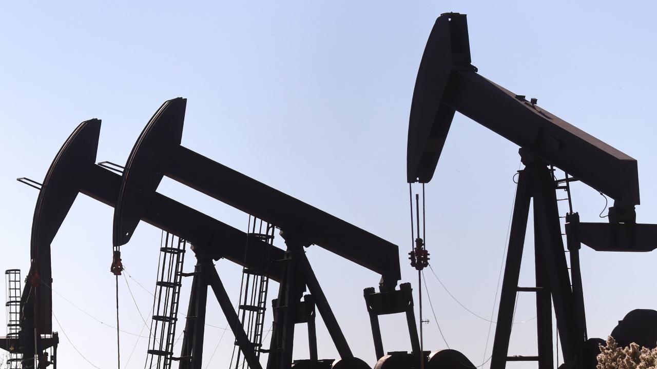 Петролът поскъпна до нов 7-годишен връх заради кризата Русия-Украйна